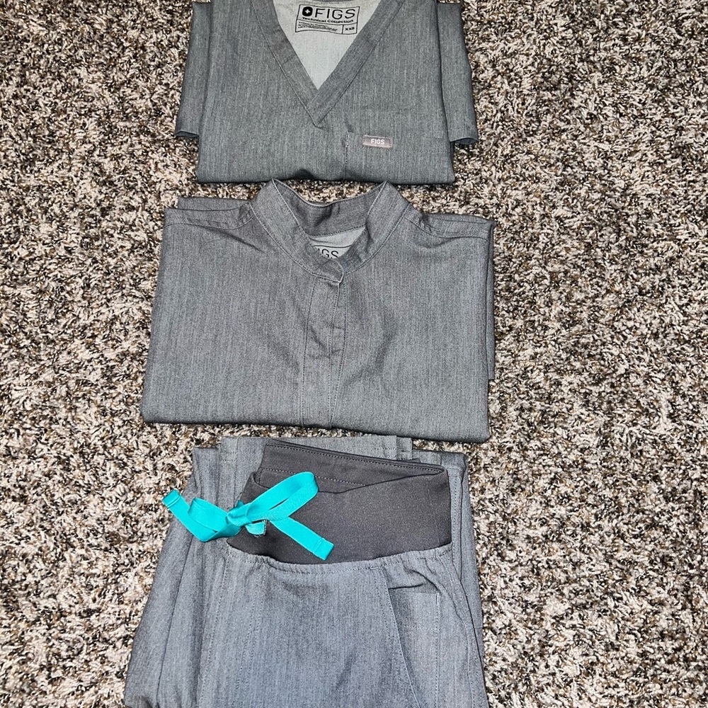 Figs Graphite Scrub Set with Teal Accent